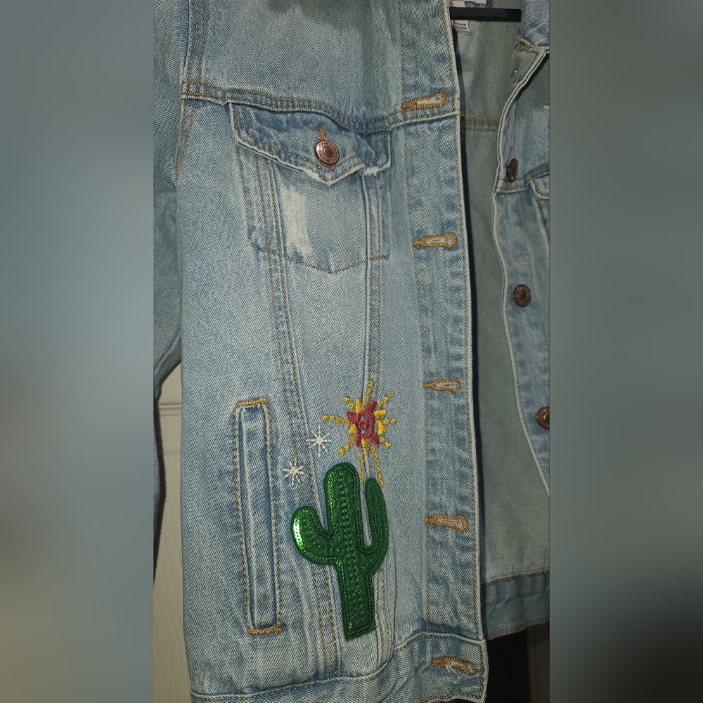 Distressed Jean Jacket S, western/Coachella vibes